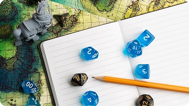 Notitieboek met potlood en RPG-dobbelstenen op een fantasiekaart, klaar voor een tabletop spelsessie.