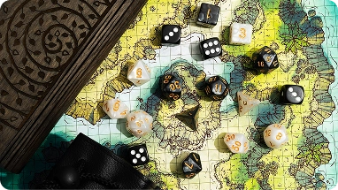 Set RPG-dobbelstenen verspreid over een fantasiekaart, met een dice pouch en een houten doos ernaast.