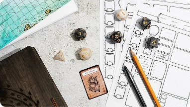 RPG-karakterbladen met dobbelstenen en potloden naast een houten doos en een spelkaart.