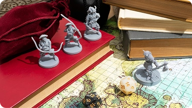 Tabletop RPG-miniaturen met dobbelstenen op een fantasiekaart, naast boeken en een dice pouch.