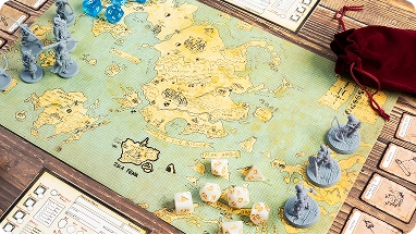 Tafelopstelling met een fantasiekaart, dobbelstenen en miniaturen voor een tabletop RPG-spelsessie.