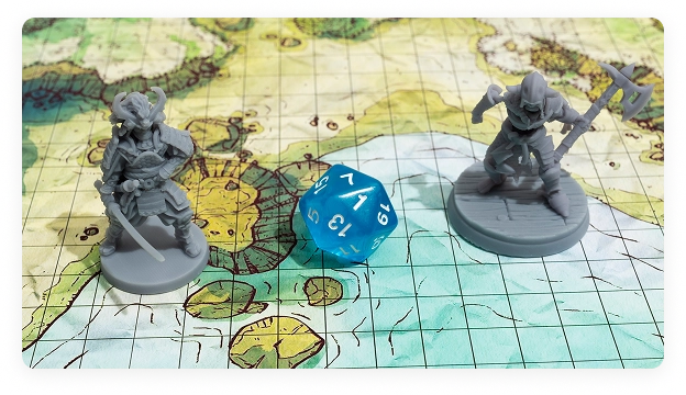 Twee tabletop RPG-miniaturen en een blauwe D20-dobbelsteen op een fantasiekaart